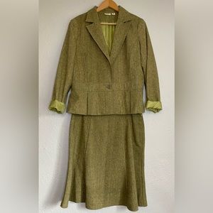 Sophisticated suit, with tulip flared skirt.